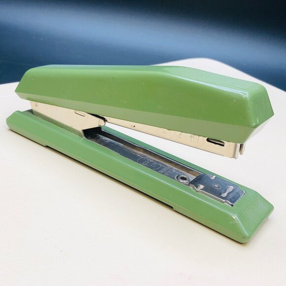 Vintage Avocado Green Stapler: ISABERGS VERKSTADS Apsco 17, MCM Office Accessory - Picture 4 of 14
